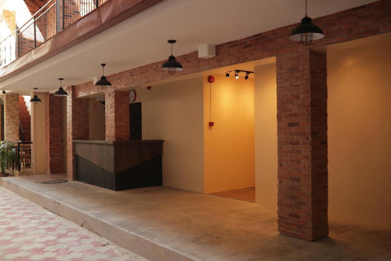 Cerca Hotel Balabag  エクステリア 写真